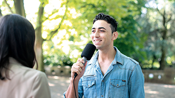 Ein Student mit Mikrofon interviewt eine Kommilitonin (Bild: Thilo Schmülgen / TH Köln)