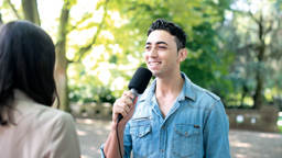 Student interviewt eine Kommilitonin (Bild: Thilo Schmülgen / FH Köln)