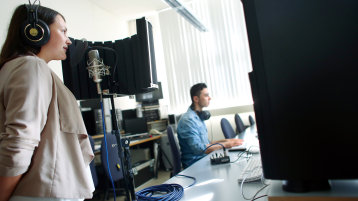 Studentin im Tonstudio (Bild: Thilo Schmülgen / TH Köln)