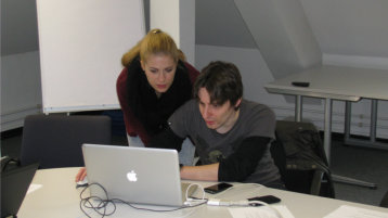 Studierende bei der Gruppenarbeit am Rechner (Bild: Madeleine Weigelt / Marc Lansley)