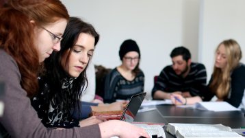 Studierende bei der Arbeit am Notebook (Bild: Thilo Schmülgen/FH Köln)