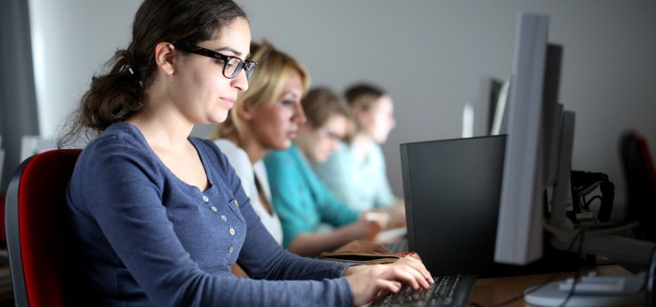 Studierende bei der Arbeit im Computerraum (Bild: Thilo Schmülgen/FH Köln)