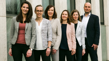 Teamfoto von Prof. Dr. Dominikus Enste zusammen mit Mitarbeiterinnen der IW Akademie (Bild: IW Akademie)