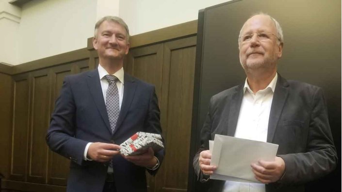 Peter Dümpelmann hatte für alle Absolvent*innen ein Buchgeschenk