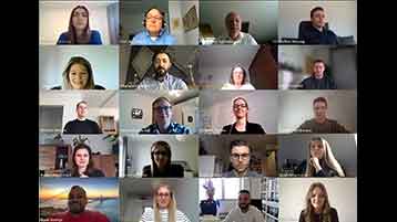Gruppenfoto von Studierenden des Weiterbildungsmasters Versicherungsrecht LLM Kohorte 8 zum Studienstart im März 2022 (Bild: TH Köln) Gruppenfoto von Studierenden des Weiterbildungsmasters Versicherungsrecht LLM Kohorte 8 zum Studienstart im März 2022 (Bild: TH Köln)