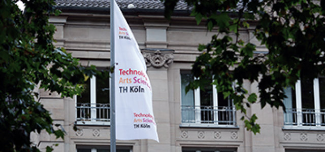 Fahnen vor dem Hauptgebäude der TH Köln (Bild:Thilo Schmülgen/TH Köln)