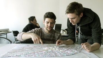 Studierende diskutieren städtebauliche Situation  (Bild: Fakultät für Architektur)