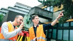 Studierende vermessen das Gelände auf dem Campus Deutz (Bild: Thilo Schmülgen/FH-Köln)