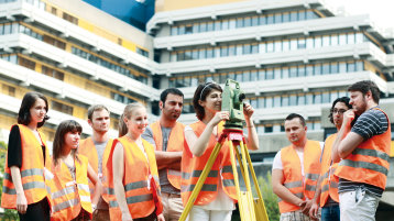Studierende vermessen das Gelände auf dem Campus Deutz (Bild: Thilo Schmülgen/FH Köln)