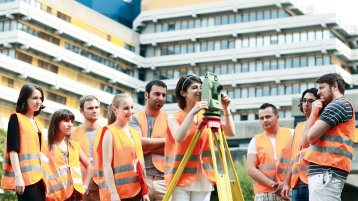 Studierende vermessen das Gelände auf dem Campus Deutz (Image: Thilo Schmülgen/FH Köln) Studierende vermessen das Gelände auf dem Campus Deutz (Image: Thilo Schmülgen/FH Köln)