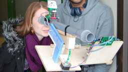 Erstsemesterstudentin schaut durch ihr selbst gebautese Teleskop (Bild: Wolgang Stein/FH Köln) Erstsemesterstudentin schaut durch ihr selbst gebautese Teleskop (Bild: Wolgang Stein/FH Köln)