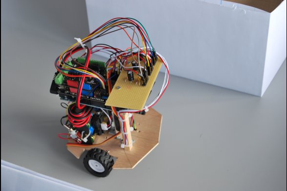 Von Erstsemestern selbst gebauter fahrbarer Roboter