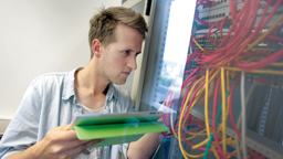 Student kontrolliert Netzwerkverbindungen (Bild: Thilo Schmülgen/FH Köln)