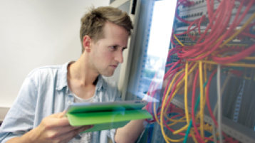 Student kontrolliert Netzwerkverbindungen (Bild: Thilo Schmülgen/FH Köln)