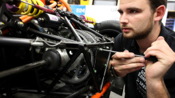 Ein Student arbeitet an einem Fahrzeug (Image: Thilo Schmülgen/FH Köln)