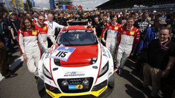 Das Rennteam steht neben dem Rennwagen auf dem Nürburgring (Image: FH Köln Motorsport/FH Köln)