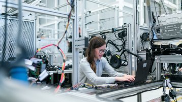 Eine Frau arbeitet an einem Computer (Bild: TH Köln)