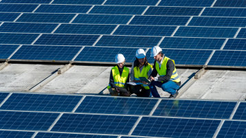 Zwei Ingenieurinnen und ein Ingenieur überprüfen Solarpaneele auf einer Dachanlage. (Bild: Adobe Stock/unai) Zwei Ingenieurinnen und ein Ingenieur überprüfen Solarpaneele auf einer Dachanlage. (Bild: Adobe Stock/unai)