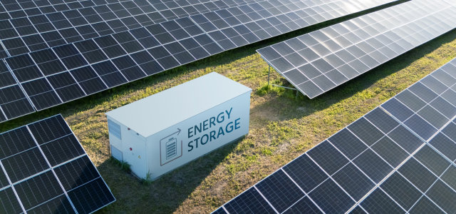 Solarpark mit Energiespeicher  (Bild:Adobe Stock/Scharfsinn86)