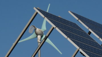 Solarzellen und Windrad (Bild: Eberhard Waffenschmidt/FH Köln)