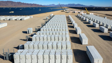  Luftaufnahme einer Solaranlage in der Wüste  (Bild: Adobe Stock/The Desert Photo)