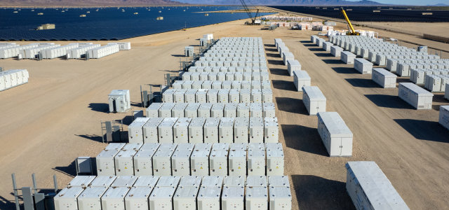  Luftaufnahme einer Solaranlage in der Wüste  (Bild:Adobe Stock/The Desert Photo)