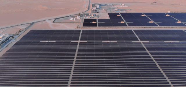 Solarpark in der Wüste (Bild:Adobe Stock / Skymediapro)
