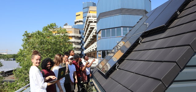 Studierende arbeiten an PV-Anlage auf dem Bibliotheksdach der TH Köln (Bild:TH Köln)