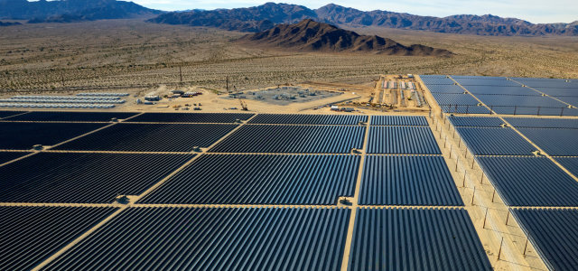 Solaranlage und Batteriespeicher in der Wüste (Bild:Adobe Stock/The Desert Photo)