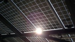 Solarzellen mit Sonne im Hintergrund (Bild: Eberhard Waffenschmidt/FH Köln)