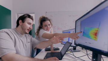 Zwei Personen arbeiten in der CFD-Simulationssoftware (Bild: Thilo Schmülgen/TH Köln)