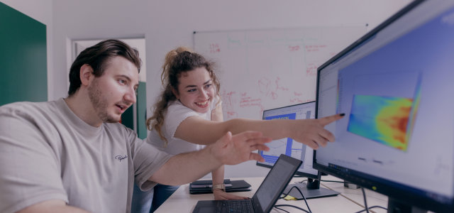 Zwei Personen arbeiten in der CFD-Simulationssoftware (Bild:Thilo Schmülgen/TH Köln)