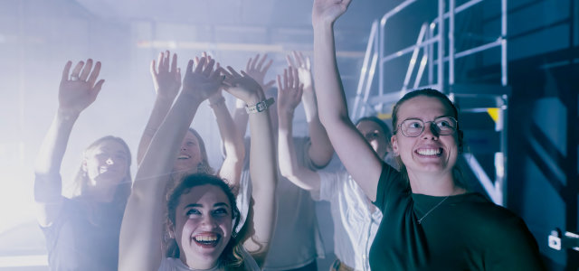 Studierende halten im Labor ihre Arme hoch in den Nebel (Bild:Thilo Schmülgen/TH Köln)