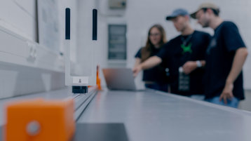 Studierende im Labor für Korrosion und neue Werkstoffe: Positionsmessungen mit Ultraschall und optischen Verfahren (Bild: Thilo Schmülgen/TH Köln)