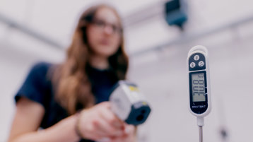 Studierende in einem Labor (Bild: Thilo Schmülgen/TH Köln)