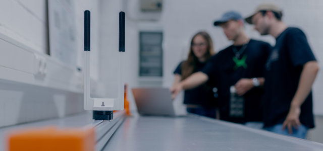 Drei Studierende beim messtechnischen Praktikum im Labor (Bild:Thilo Schmülgen/TH Köln)