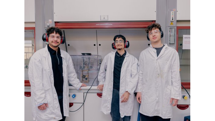 Studentische Gruppe führt ihren selbst aufgebauten Staub- und Filter-Messstand vor