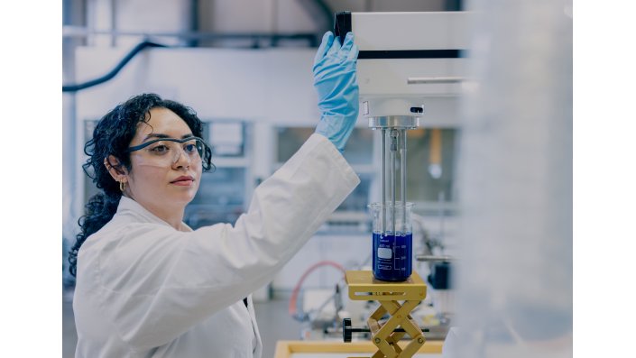 Studierende in einem Labor
