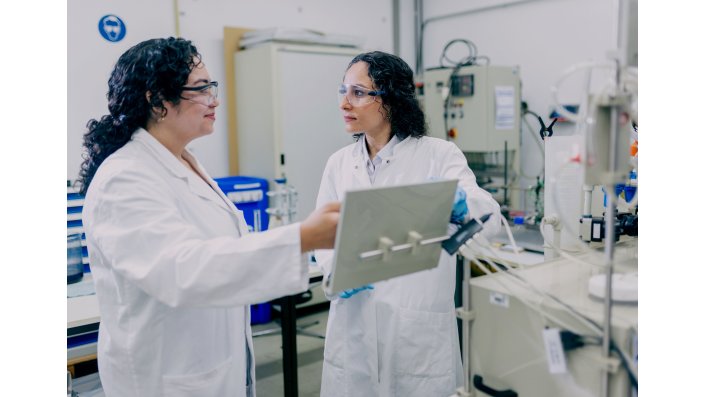 Zwei Studierende arbeiten im Labor für Fluidverfahrenstechnik