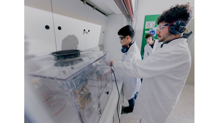Studentische Gruppe führt ihren selbst aufgebauten Staub- und Filter-Messstand vor