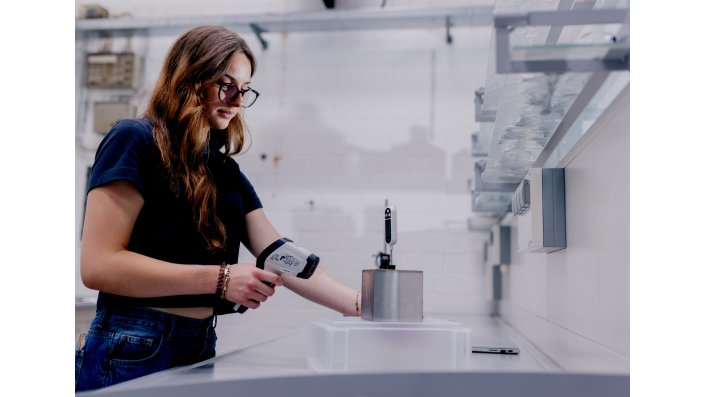 Studierende arbeitet im Labor für Korrosion und neue Werkstoffe: Kontaktlose Bestimmung der Temperatur mit Pyrometer