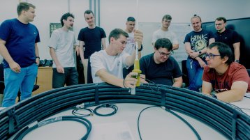 Die Studierenden bewerten externe Einflüsse auf die Leistung einer Antennenanlage (Bild: Thilo Schmülgen/TH Köln)
