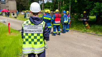 Ein Studierender im Studiengang Rettungsingenieurwesen als Übungsboebachter (Bild: TH Köln/IRG)