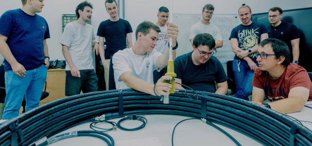 Die Studierenden bewerten externe Einflüsse auf die Leistung einer Antennenanlage (Bild:Thilo Schmülgen/TH Köln)