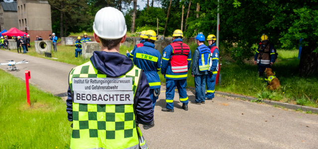 Ein Studierender im Studiengang Rettungsingenieurwesen als Übungsboebachter (Bild:TH Köln/IRG)