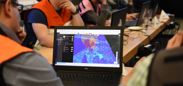 Studierender arbeitet an einem Laptop, auf dem eine Karte zu sehen ist. (Bild:TH Köln)