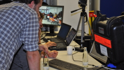 Rettungsingenieure bei der Arbeit mit komplexen Simulationsprogrammen (Bild: Labor für Großschadenslagen/FH Köln)