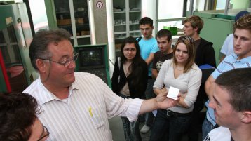 FH-Mitarbeiter mit Laborbesuchern FH-Mitarbeiter mit Laborbesuchern