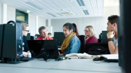 Junge Menschen mit einem älteren Professor an Computern (Image: Thilo Schmülgen/FH Köln)