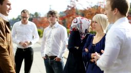 6 Studierende im Gespräch auf der Freifläche des Campus Gummersbach (Image: Thilo Schmülgen/FH Köln)